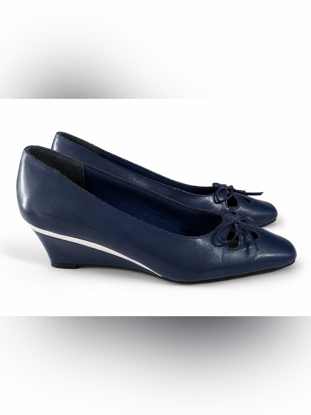 Vintage blue leather bow wedge heels. 80s.white detail. 7.5